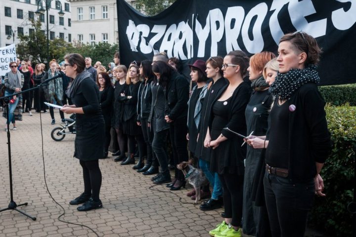 polonia-lunes-negro-720x480