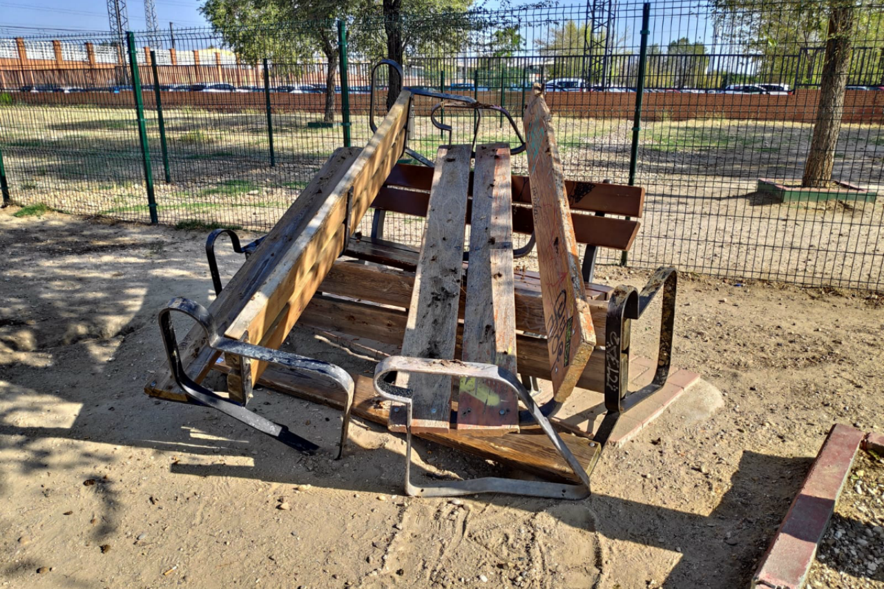 Llenan de excrementos los bancos del área canina de Las Moreras